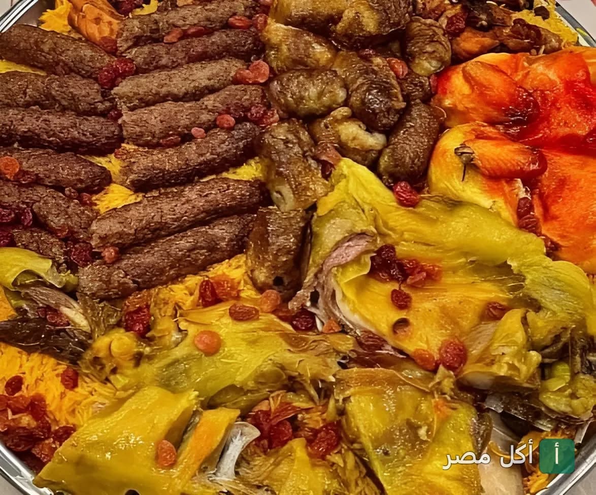 صينية مشاوي مشكلة من حضرموت الشيخ زايد تضم كفتة ودجاج مشوي مع أرز بسمتي وزبيب