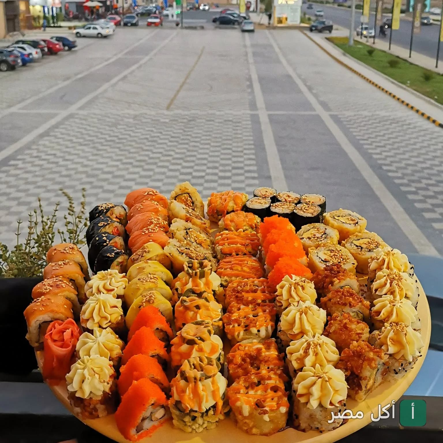 طبق كبير متنوع من السوشي في مطعم السوشي - LSushi بالشيخ زايد.
