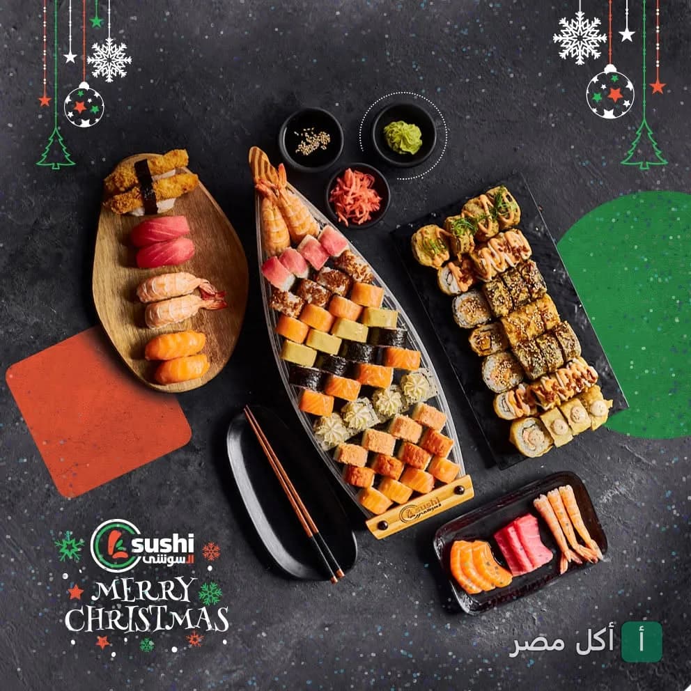 تشكيلة متنوعة من السوشي في مطعم LSushi بالشيخ زايد مقدمة على قارب خشبي وأطباق مع زينة احتفالية.