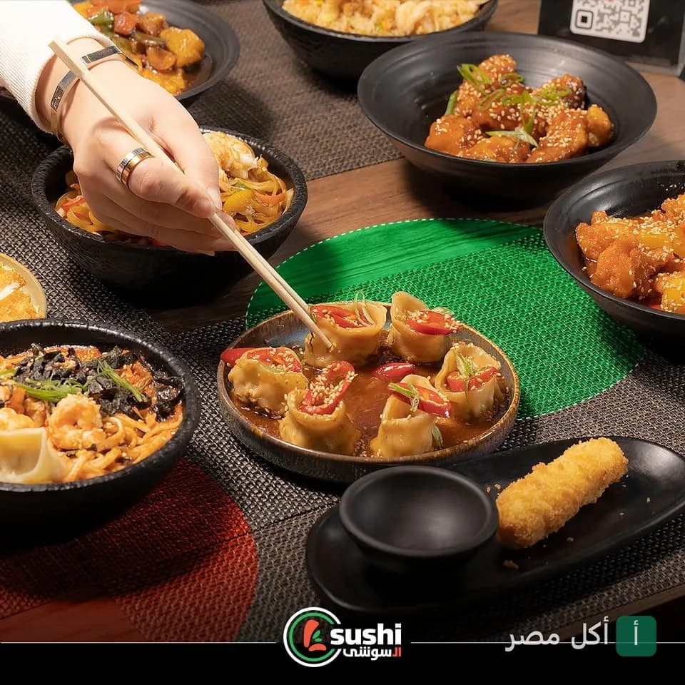 مائدة متنوعة من أطباق السوشي والمأكولات الآسيوية في مطعم السوشي - LSushi بالشيخ زايد.