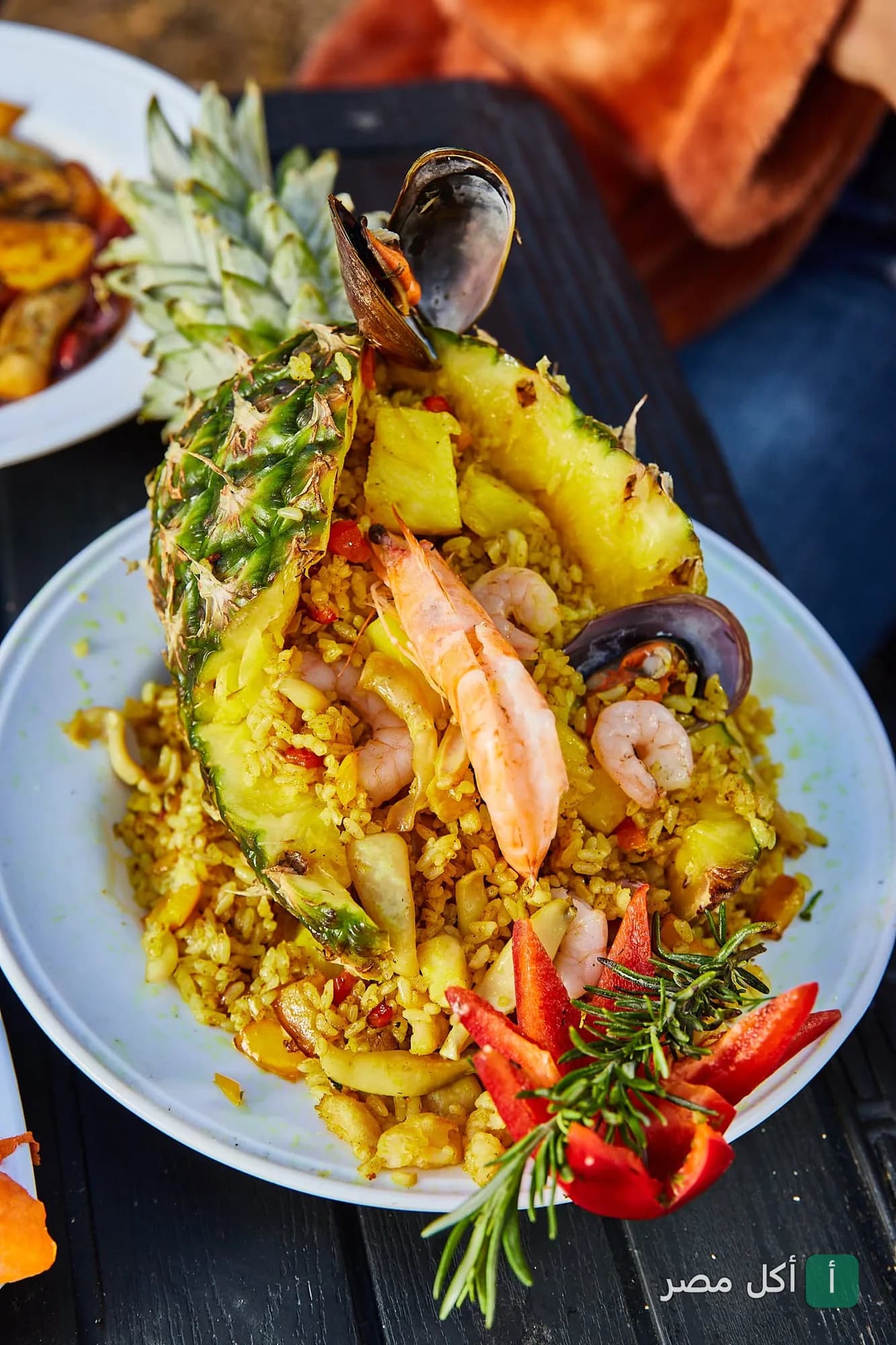 طبق أرز بالمأكولات البحرية والجمبري يقدم داخل ثمرة أناناس في مطعم بحر البسفور بالشيخ زايد.