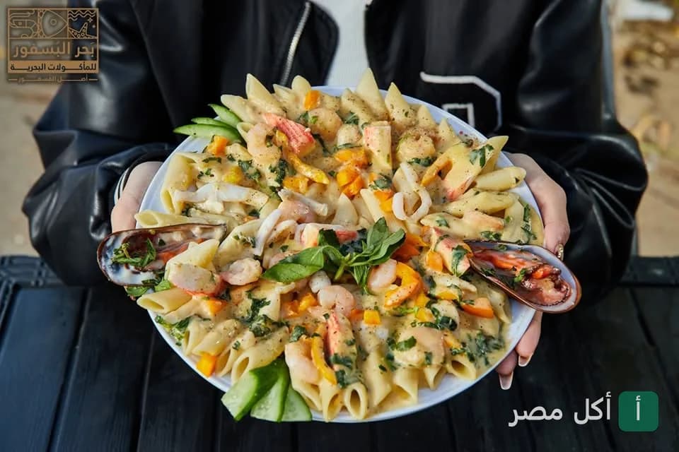 طبق مكرونة بالسي فود بصوص كريمي يقدمه مطعم بحر البسفور في الشيخ زايد.