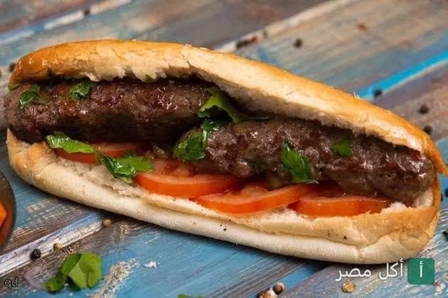 ساندوتش كفتة مشوية بالطماطم والبقدونس من مطعم تيك اواى طازة بالوراق