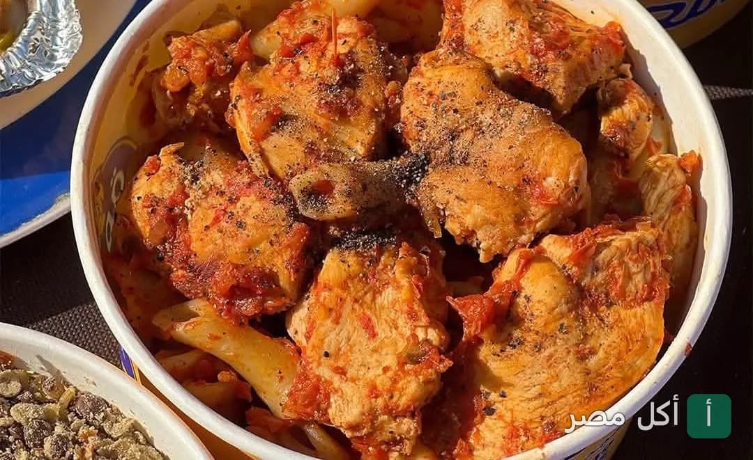 طبق مكرونة بقطع الدجاج المتبلة بصلصة الطماطم من كشري السلطان في الوراق.