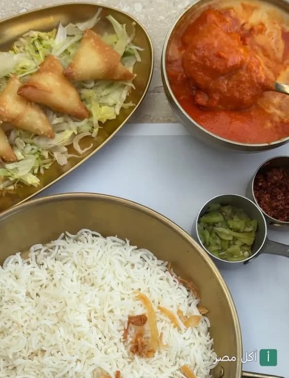 أطباق متنوعة من مطعم دار نوره بالوراق، تشمل سمبوسك وأرز وطبق جانبي بصلصة حمراء.