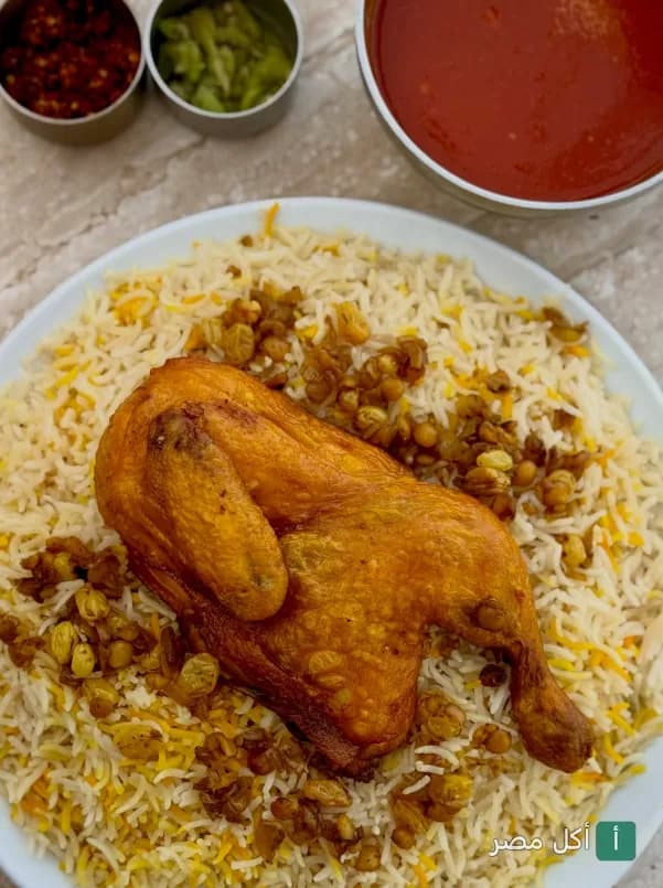 طبق أرز بالزبيب مع دجاج محمر من مطعم دار نوره في الوراق بالجيزة.