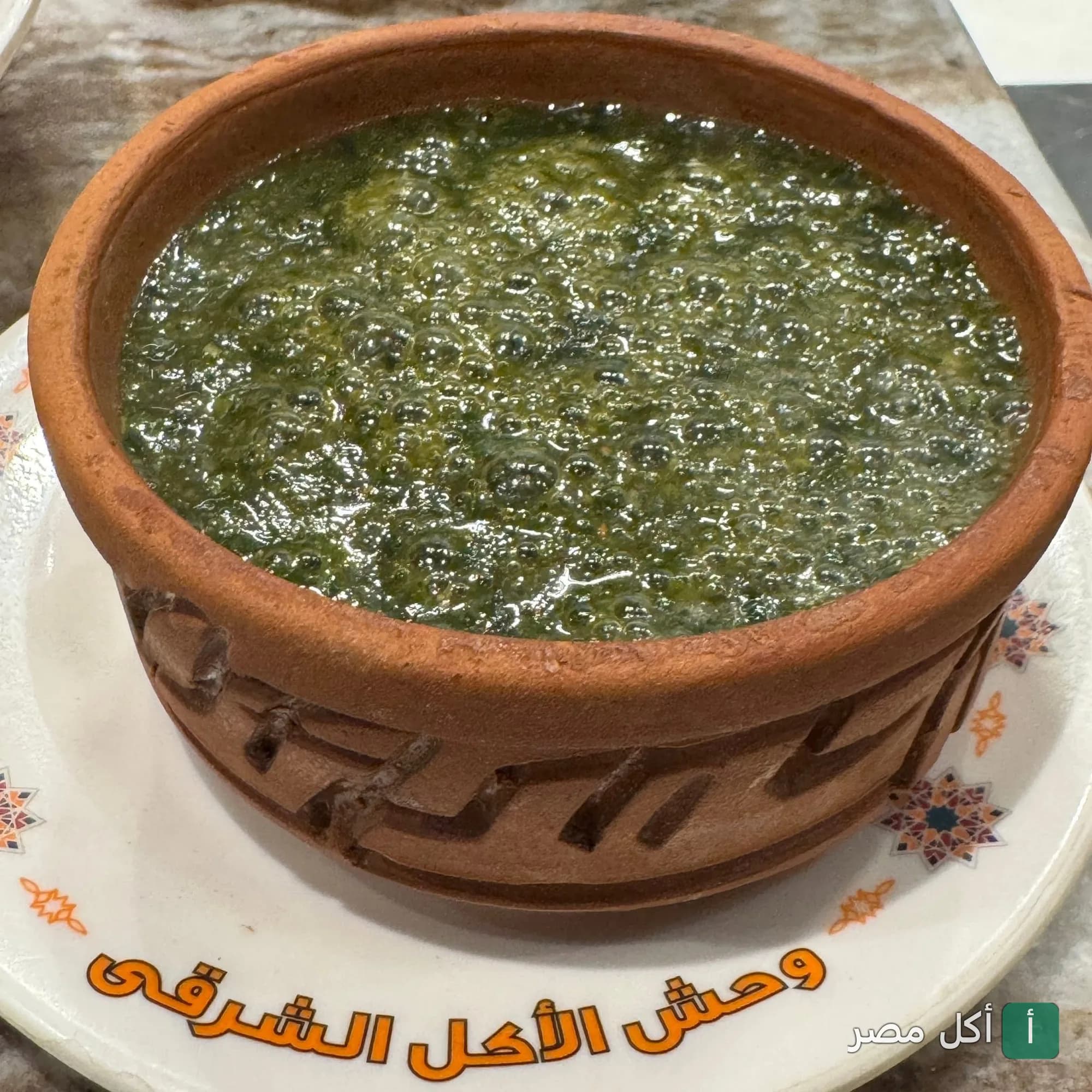 طاجن ملوخية سخن في مطعم أكل و بحلقة بالوراق