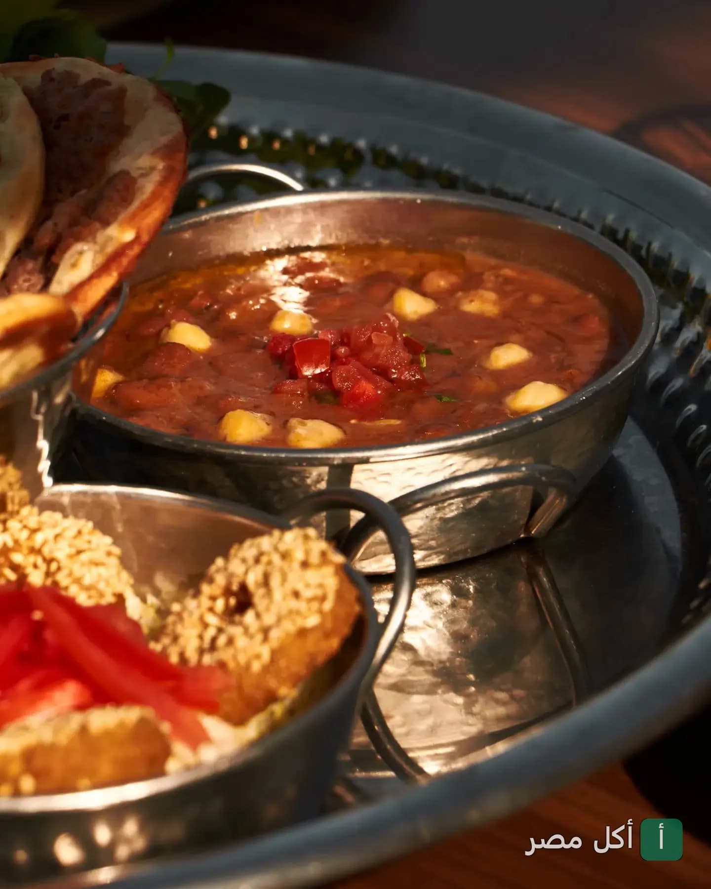 طبق فول مدمس مع الطماطم في مطعم أيادينا بالكوربة
