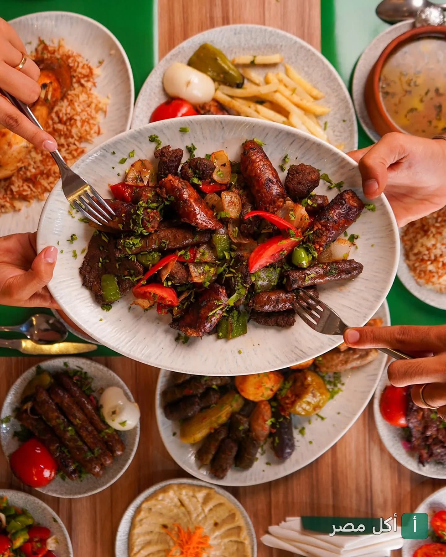 مجموعة أطباق متنوعة من محشي ماما في الوراق تضم مشويات ومحاشي ومقبلات على مائدة طعام.