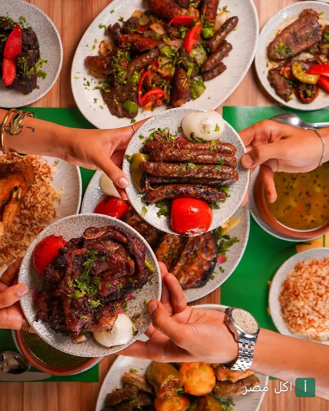 مجموعة من الأطباق المشوية المتنوعة على مائدة طعام في مطعم محشي ماما بالوراق.