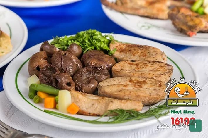 طبق مشويات مصري من كبابجي الأزهر فرحات يضم كبدة وكلاوي مشوية مع خضار سوتيه.