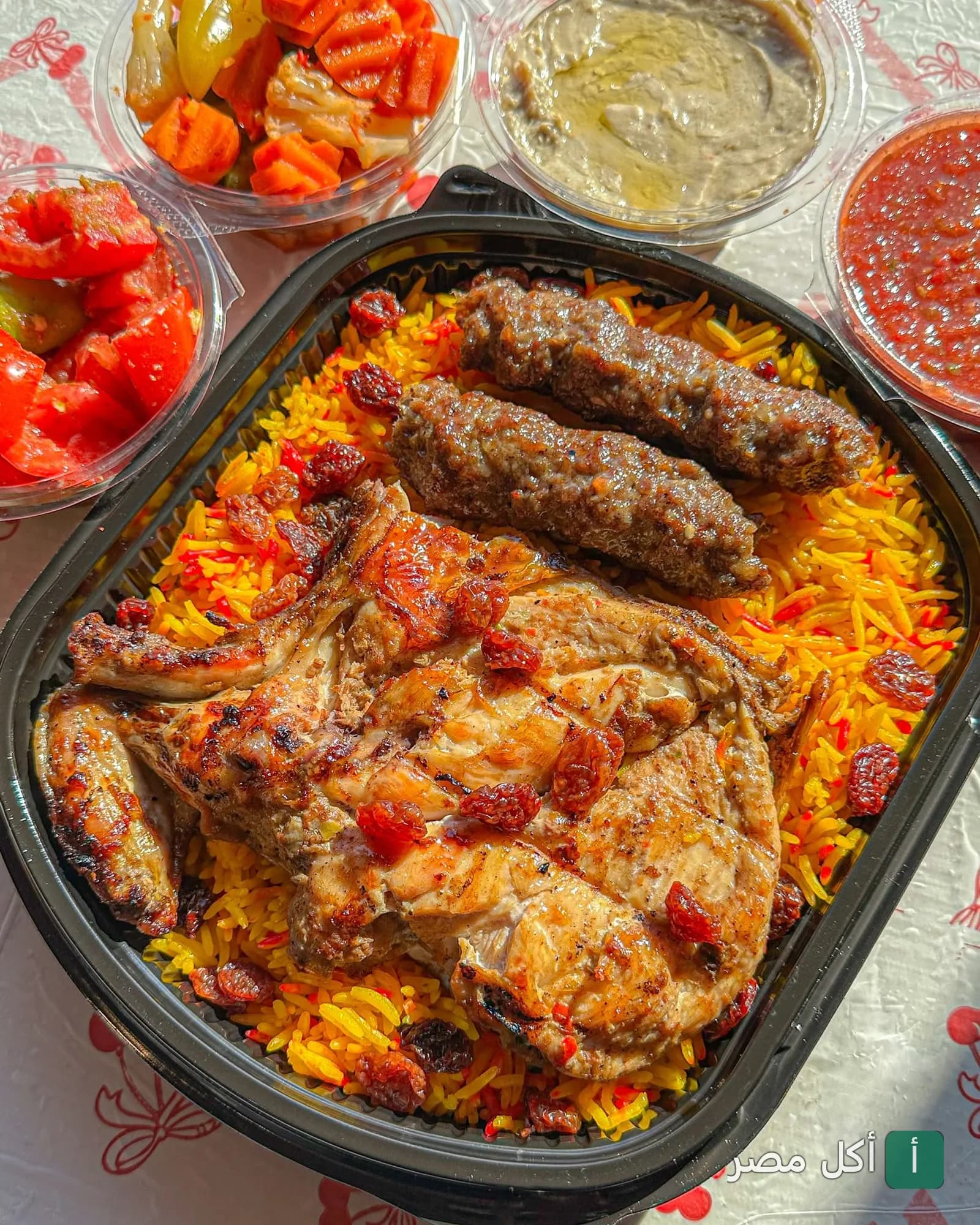 وجبة مشاوي من لوسيندا أواسيس بالوراق، تحتوي على دجاج مشوي وكفتة مع أرز مبهر ومقبلات جانبية.