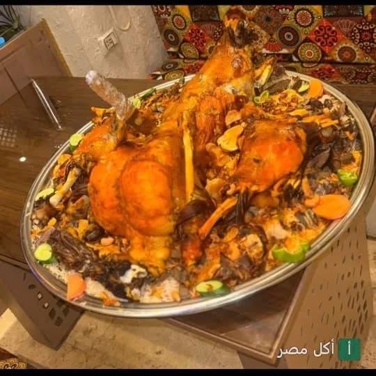 طبق كبير من لحم الضأن المشوي مع الأرز في مطعم دوار العرب بالوراق