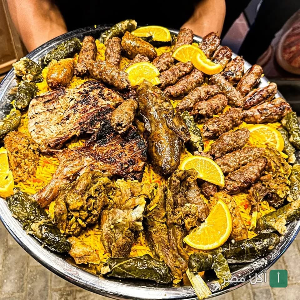 صينية مشويات مشكلة مع أرز مندي وورق عنب في مطعم مندي العرب بمدينة 6 أكتوبر