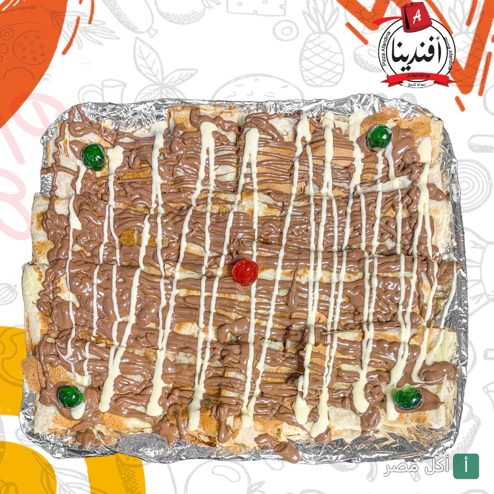 طبق كريب حلو مغطى بصوص الشوكولاتة والكرز من مطعم افندينا في حدائق الأهرام.