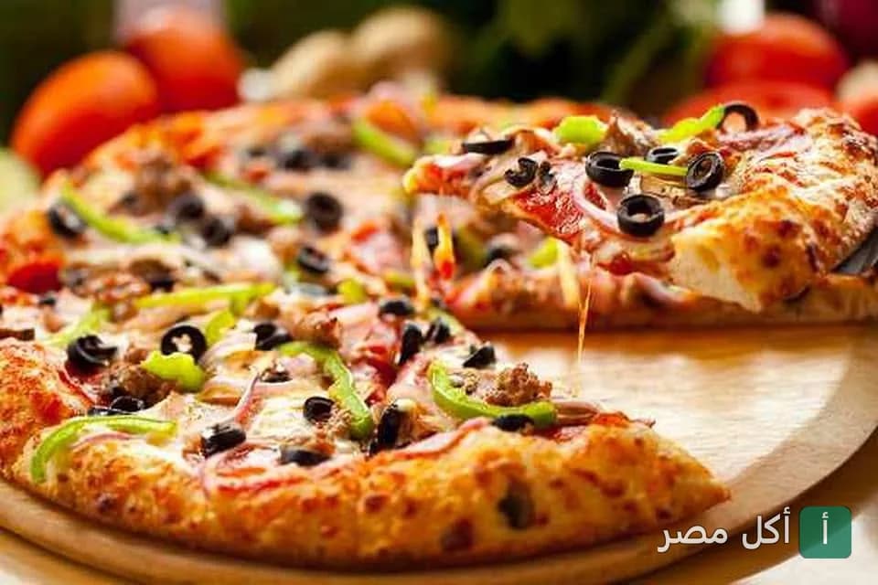 بيتزا بالخضروات والزيتون من مطعم أكيلز في الأهرام