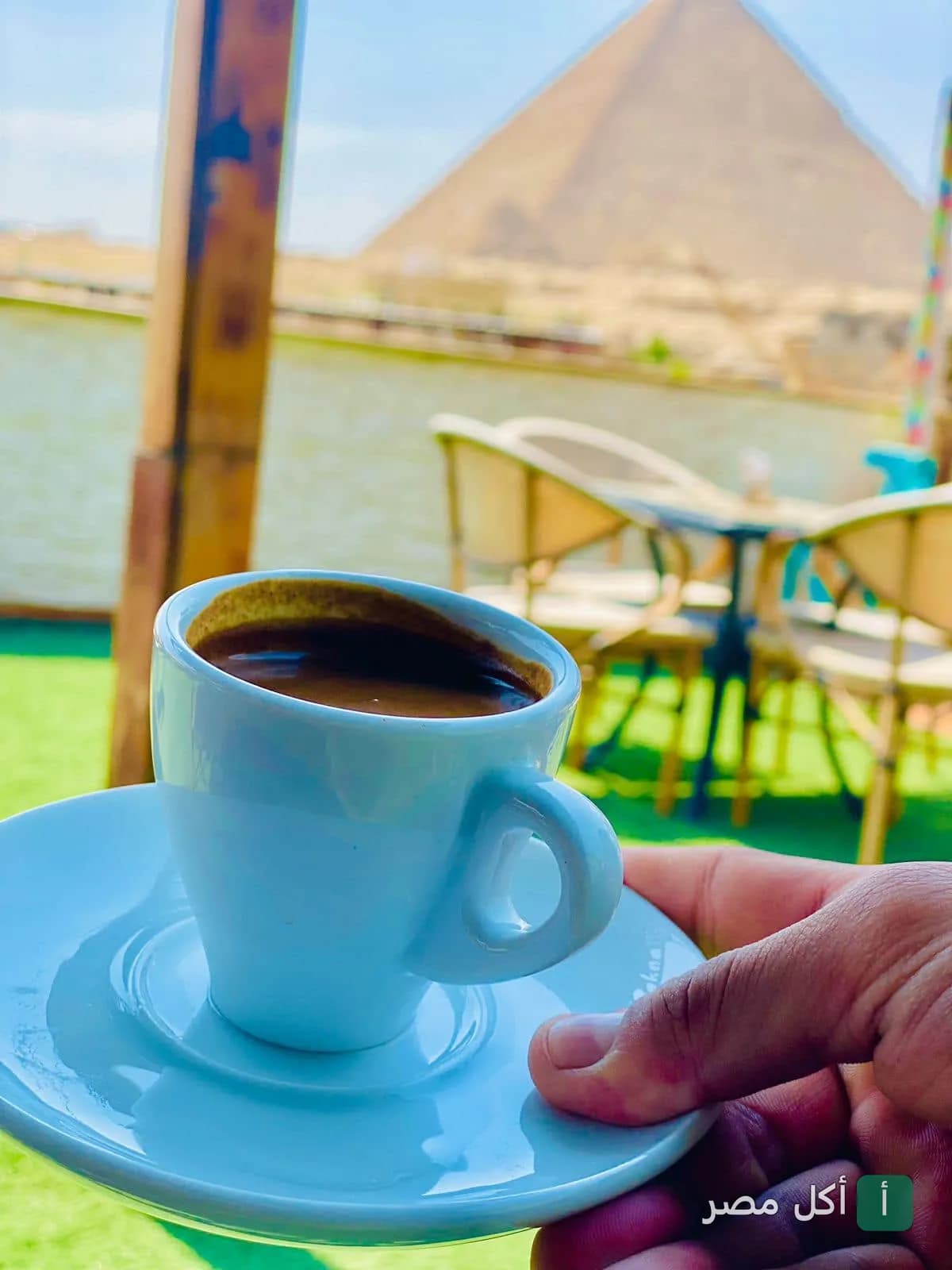 فنجان قهوة في روكان كافيه بنزلة السمان مع إطلالة مباشرة على الأهرامات.