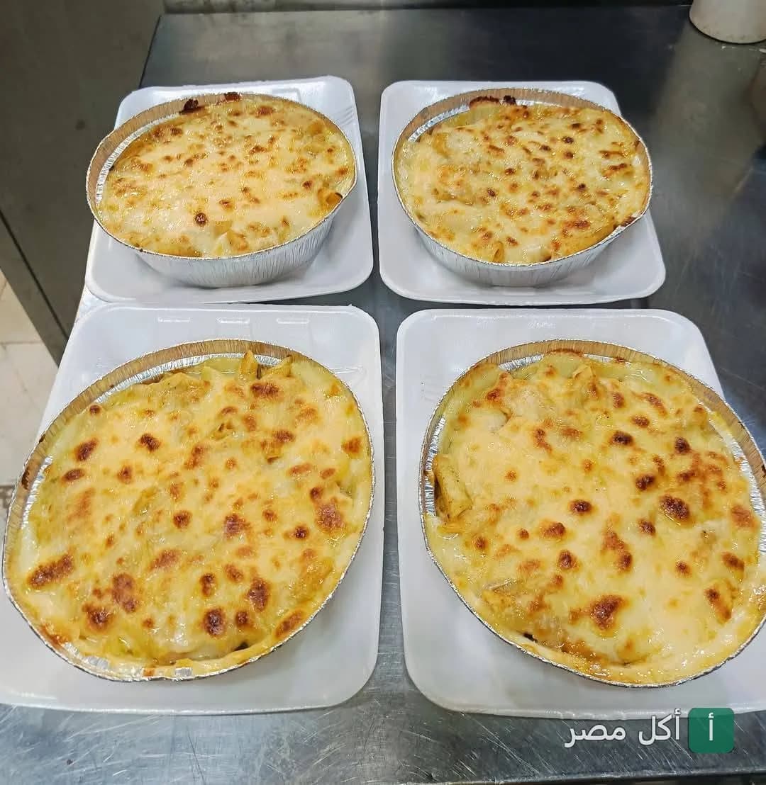 أربع أطباق مكرونة بالبشاميل والجبنة السايحة من مطعم بوم في نزلة السمان بالجيزة.
