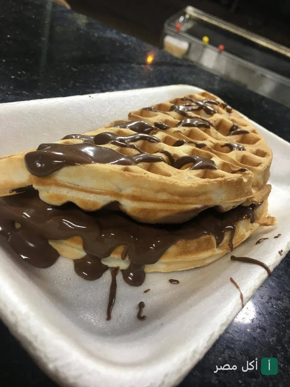 وافل محشو بصوص الشوكولاتة من مطعم بوم في نزلة السمان بالجيزة.