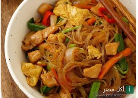 طبق نودلز صيني مقلي مع الخضار وقطع الدجاج في مطعم دا فانغ بالهرم