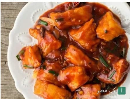 طبق دجاج صيني بصوص أحمر في مطعم دا فانغ بالهرم، الجيزة.