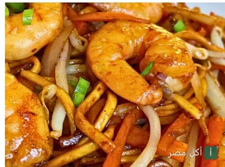 طبق نودلز بالجمبري والخضروات من مطعم دا فانغ الصيني بالهرم
