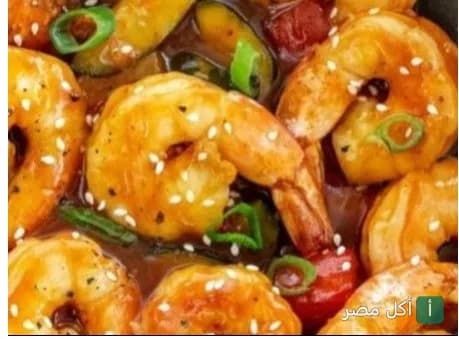 طبق جمبري صيني بصوص أحمر وسمسم وبصل أخضر من مطعم دا فانغ في الهرم بالجيزة.