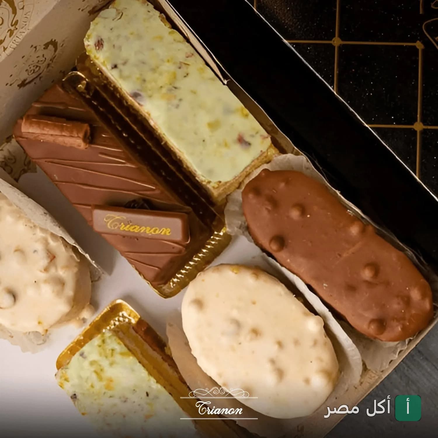 علبة حلويات متنوعة من ترانون في الجيزة تحتوي على قطع جاتوه وشوكولاتة.