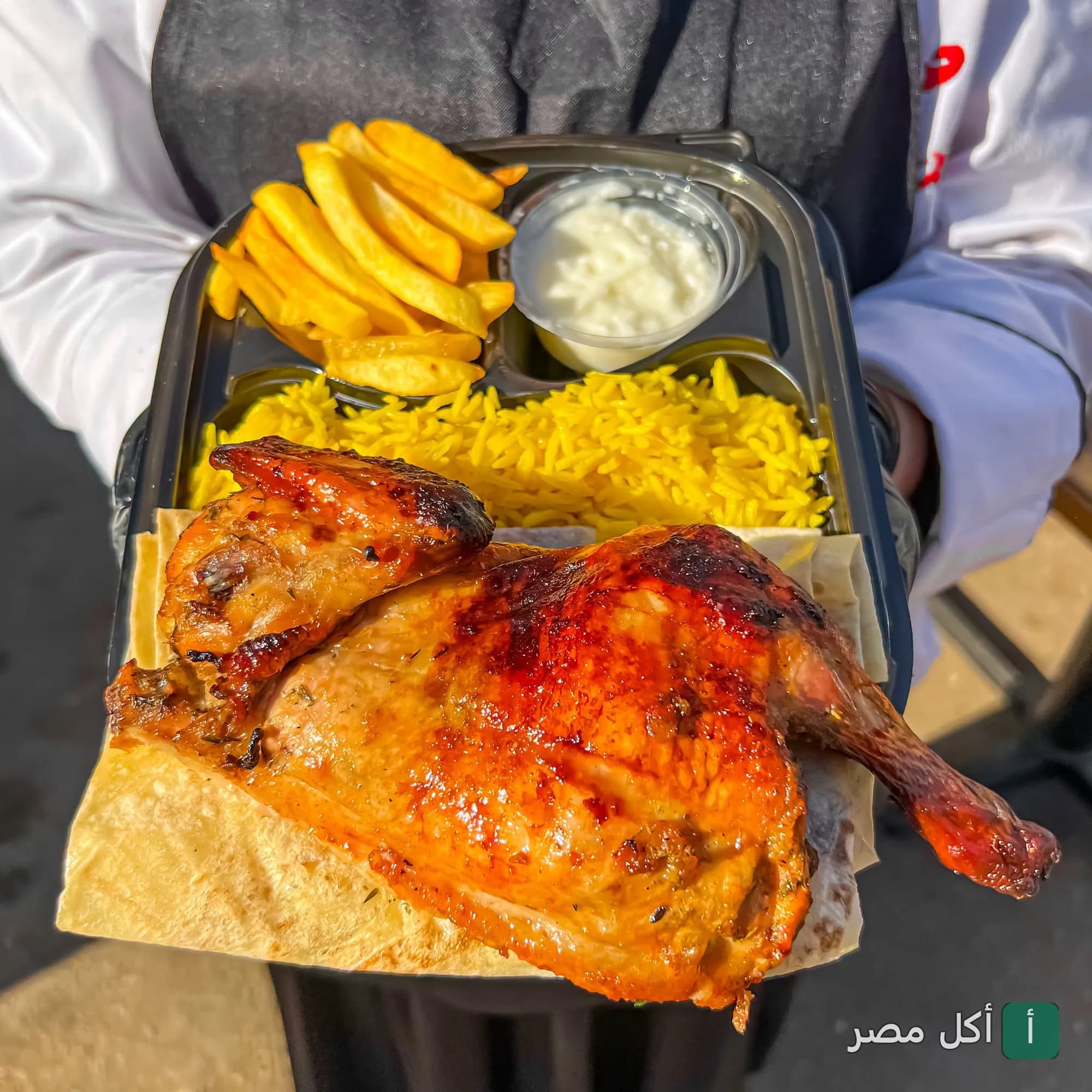 وجبة دجاج مشوي مع أرز أصفر وبطاطس محمرة وصوص من مطعم دوار ام حسن في الدقي