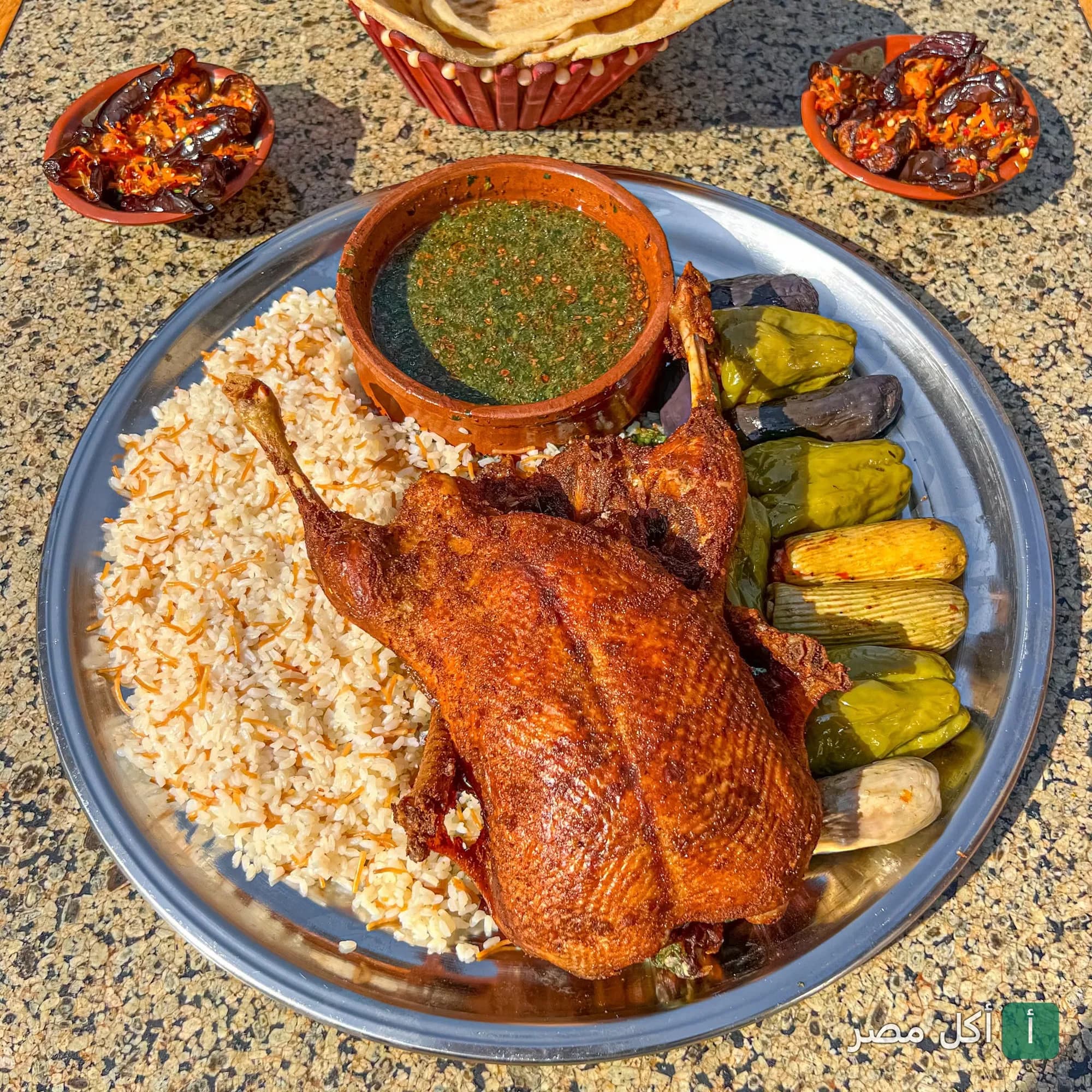 صينية بط محمر مع أرز بالشعيرية وملوخية ومحاشي في مطعم دوار ام حسن بالدقي