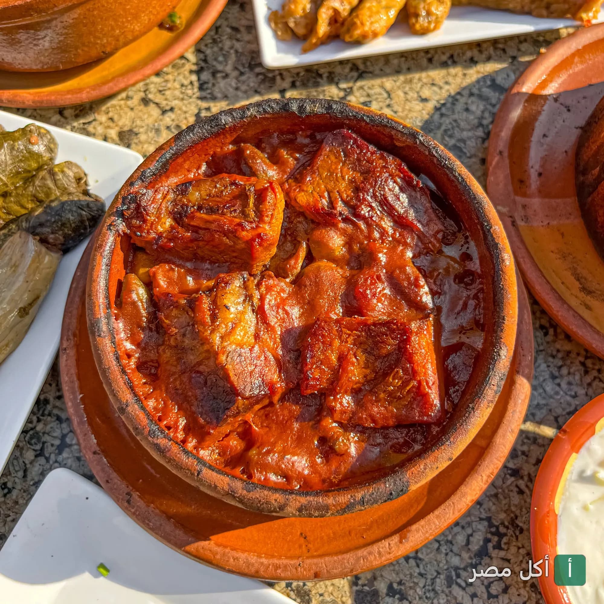طاجن لحم بالصلصة في مطعم دوار ام حسن بالدقي