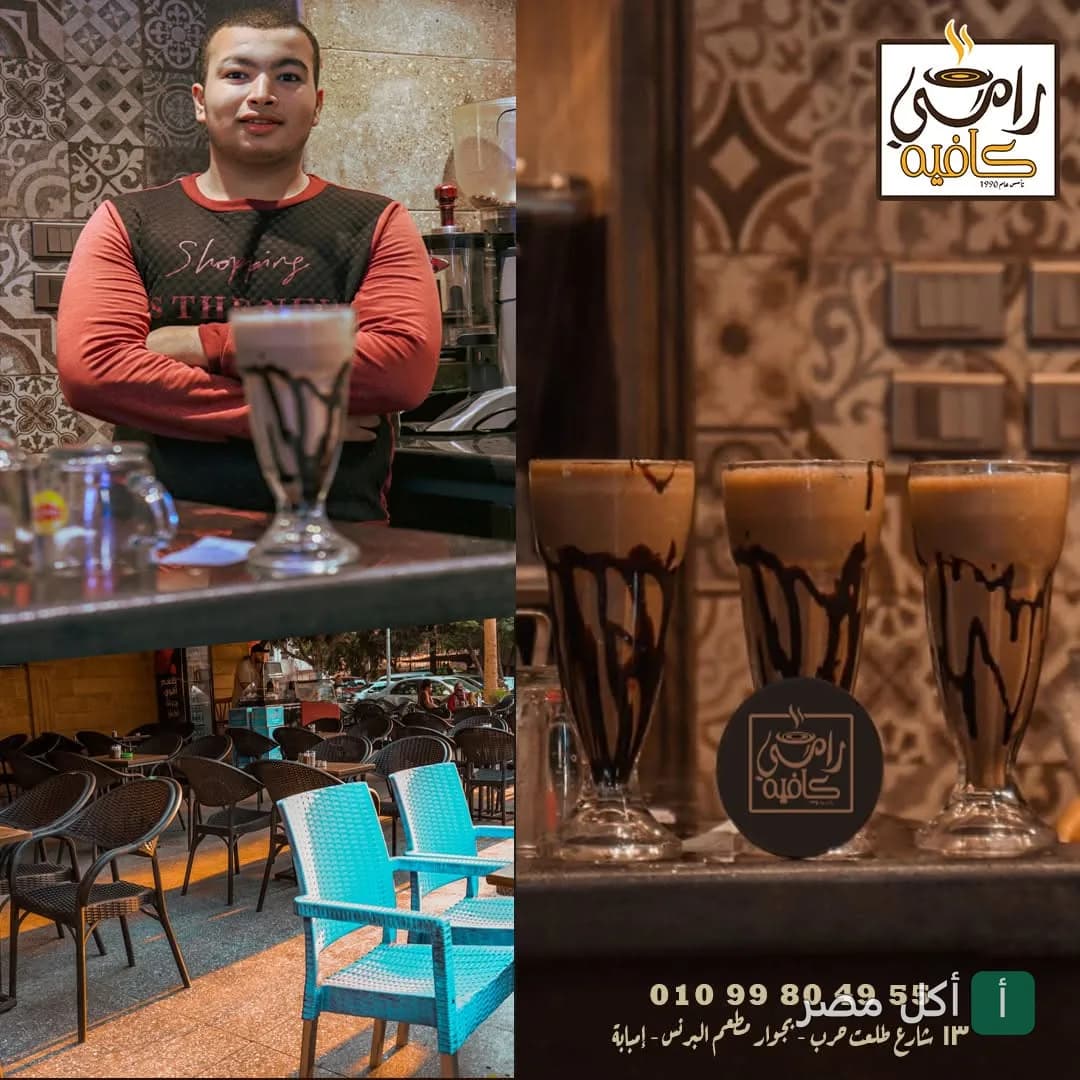 موظف في قهوة رامي بإمبابة يقف خلف البار مع أكواب مشروبات بالشوكولاتة وجلسات خارجية.
