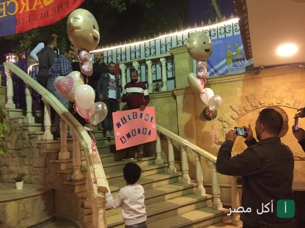 احتفال عائلي بقدوم طفلة في كافيه على كيفك بمدينة العمال في إمبابة.