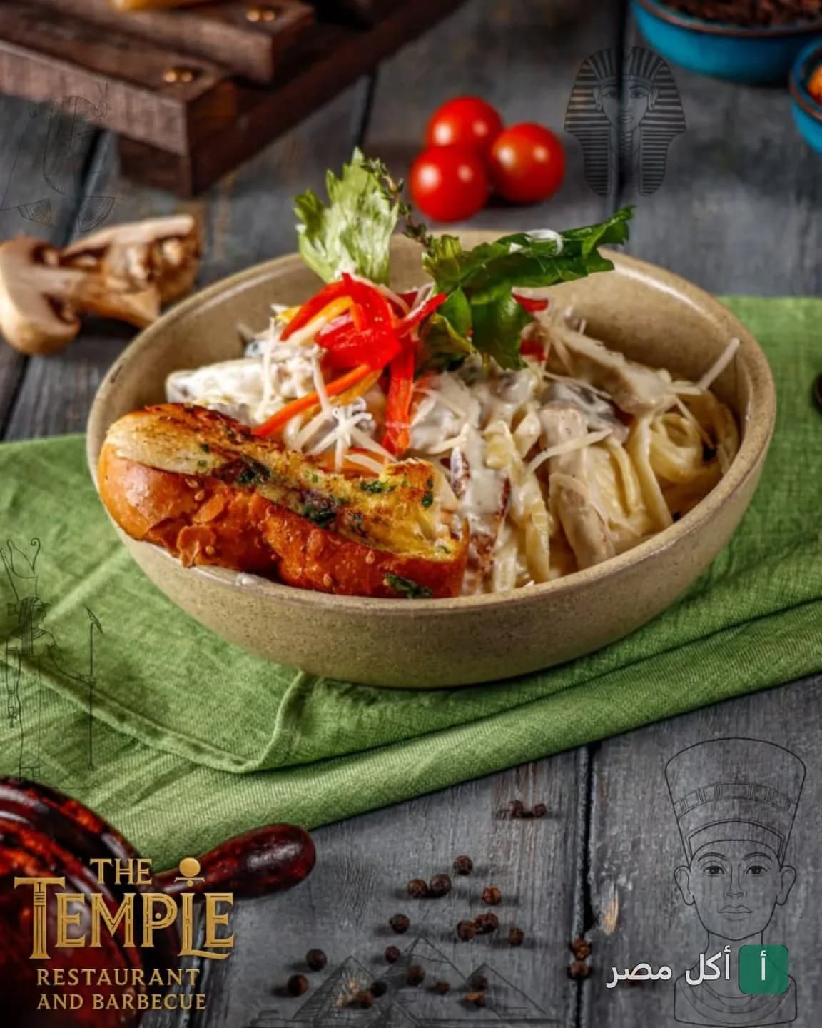 طبق مكرونة بالصوص الأبيض مع قطع الدجاج وخبز محمص في مطعم ذا تمبل بالصف.