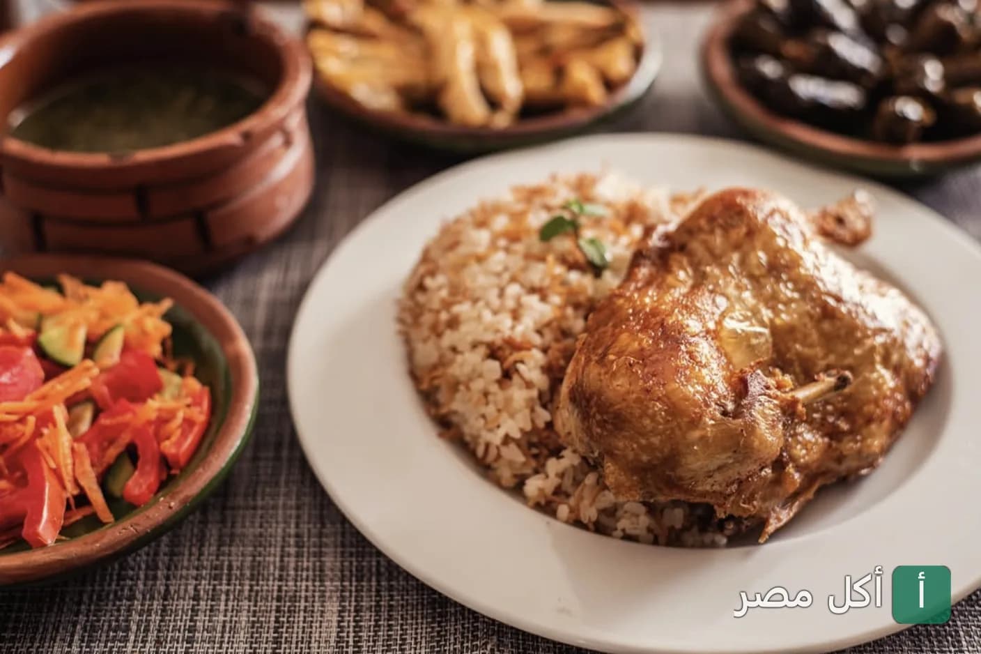 طبق أرز ودجاج محمر مع أطباق جانبية من مطعم بيت عزيز مصر في الصف.