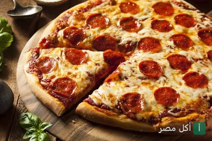 بيتزا بالبيبروني على لوح خشبي من مطعم بيتزا إبن الأكرمين في نزلة البطران بالصف.