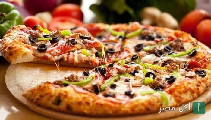 بيتزا بالخضروات والزيتون من مطعم بيتزا إبن الأكرمين في نزلة البطران بالصف.