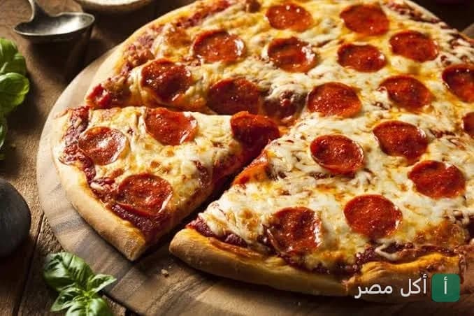 بيتزا بالبيبروني من مطعم بيتزا إبن الأكرمين في نزلة البطران بالصف.