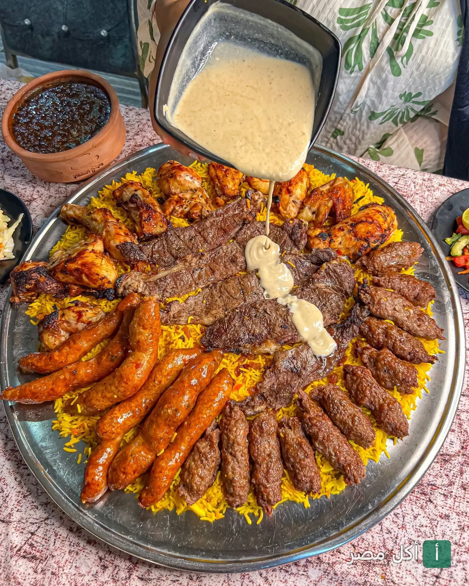 صينية مشويات مشكلة من مطعم مندي السلطان بالصف، تضم كفتة وريش وسجق مع أرز المندي وصوص الطحينة.