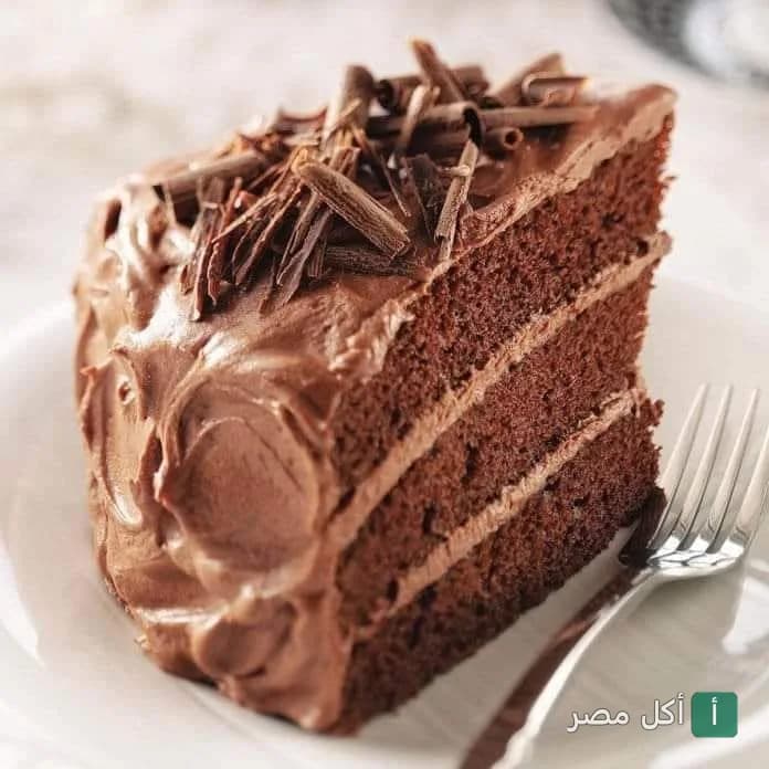 قطعة جاتوه شوكولاتة غنية بطبقات الكريمة وقطع الشوكولاتة من مطعم كابريتشي مصر.