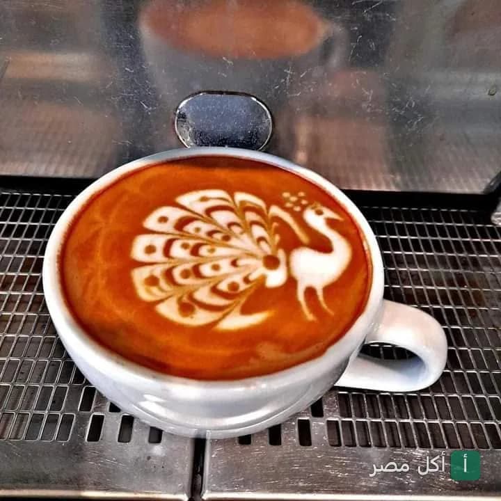 كوب قهوة برسمة طاووس على الوش في باراديس كافيه بالعطارين.