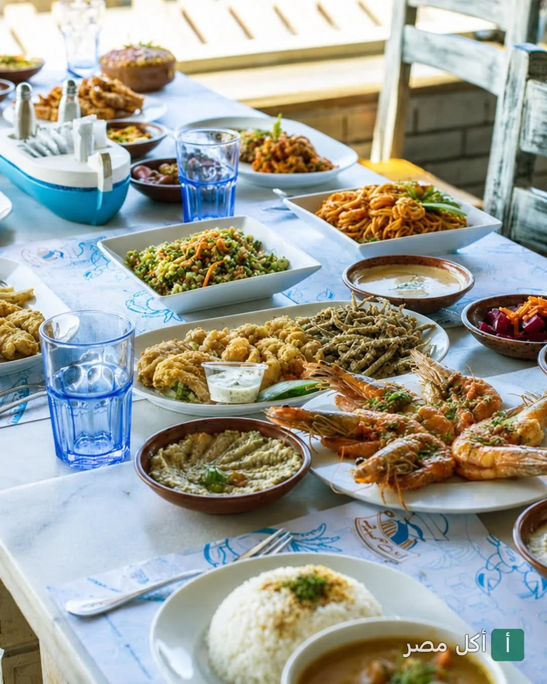 سفرة مأكولات بحرية متنوعة من مطعم ابن حميدو في العطارين بالإسكندرية.