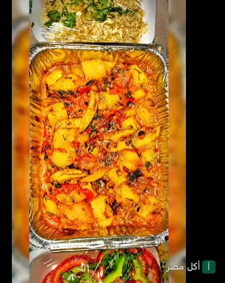 طبق سمك مطهو بالصلصة والخضروات في علبة ألومنيوم من مطعم باترفلاي للمأكولات البحرية بالعطارين.