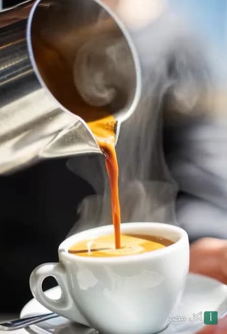 صب القهوة الساخنة في فنجان أبيض في سليمان كوفي بالإسكندرية.