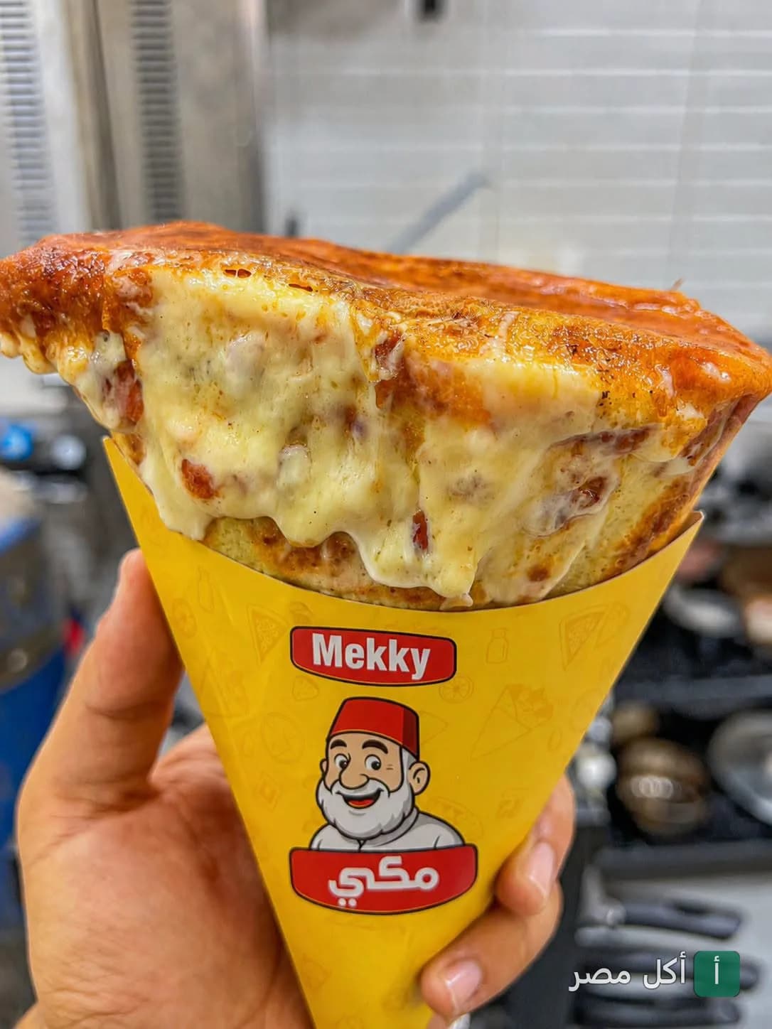 ساندوتش كريب غني بالجبنة السايحة في غلاف مطعم مكي بالمنشية.