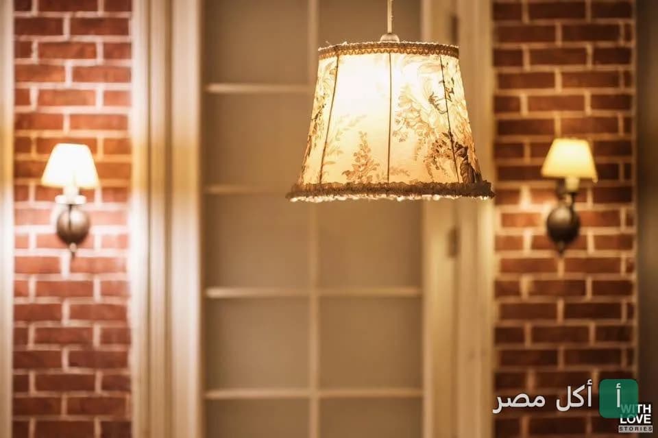 إضاءة دافئة من مصابيح كلاسيكية داخل مطعم سان تروبيه في الإسكندرية.