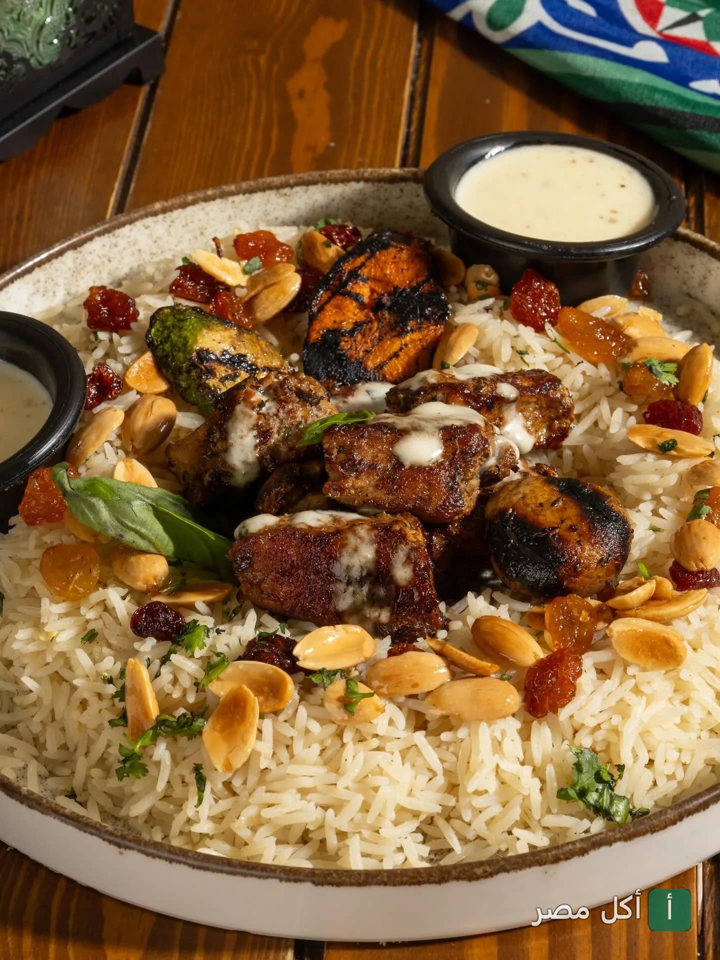 طبق أرز بالمكسرات والزبيب مع قطع اللحم المشوي في مطعم روبي’s بكفر عبده الإسكندرية.