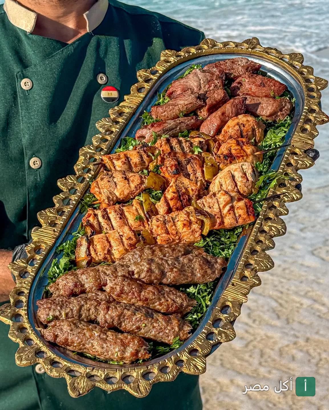 نادل يقدم طبق مشاوي مشكل من الكباب والكفتة والشيش طاووق في مطعم قرية عبدالوهاب بالإسكندرية.
