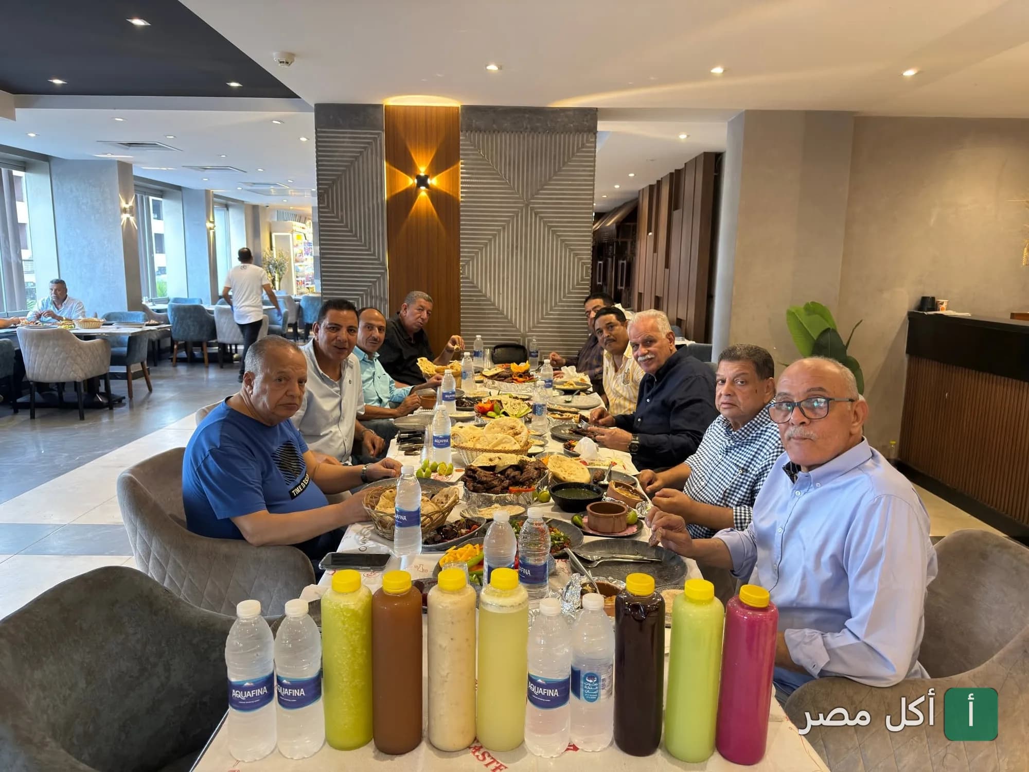 مجموعة من الأصدقاء يتناولون المشاوي في مطعم قرية بلبع بسيدي بشر في الإسكندرية.