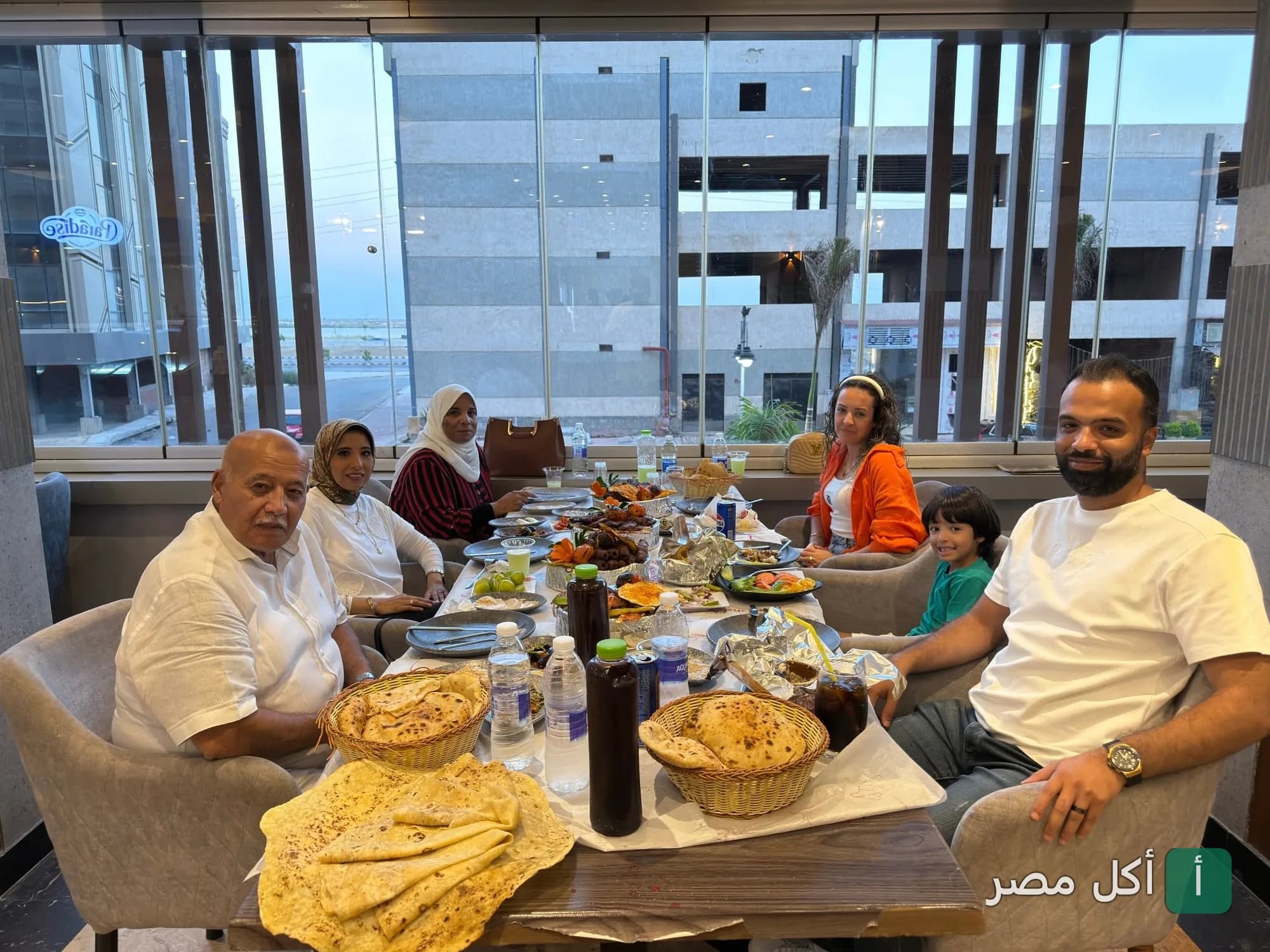 عائلة تتناول وجبة مشاوي في مطعم قرية بلبع بسيدي بشر في الإسكندرية.